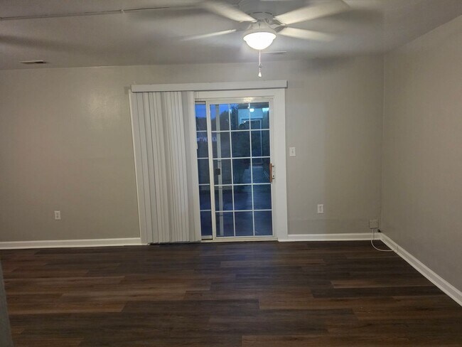 Building Photo - 3 bedroom 2.5 bath townhouse