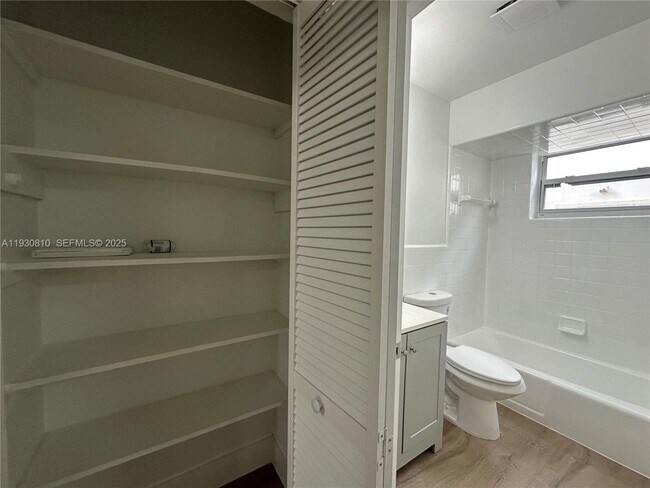 Building Photo - 2822 Van Buren St