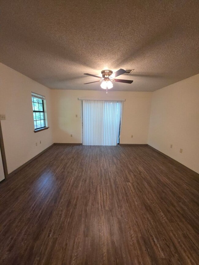 Building Photo - 300 N Hartford Ave