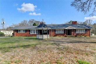 Building Photo - 8 Highland Ln