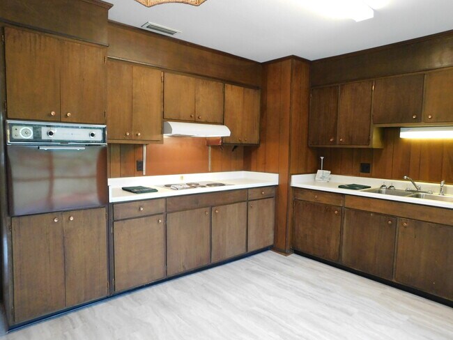 Building Photo - Convenience and charm
