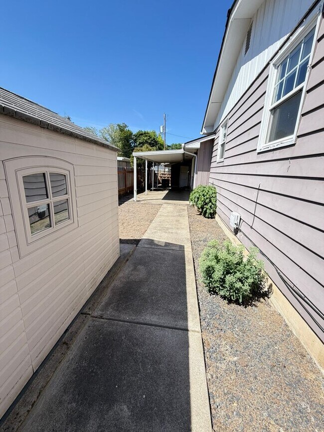 Building Photo - 3 Bedroom on Large corner lot!