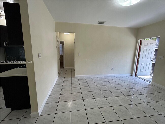 Building Photo - 2843 SW 37th Ct