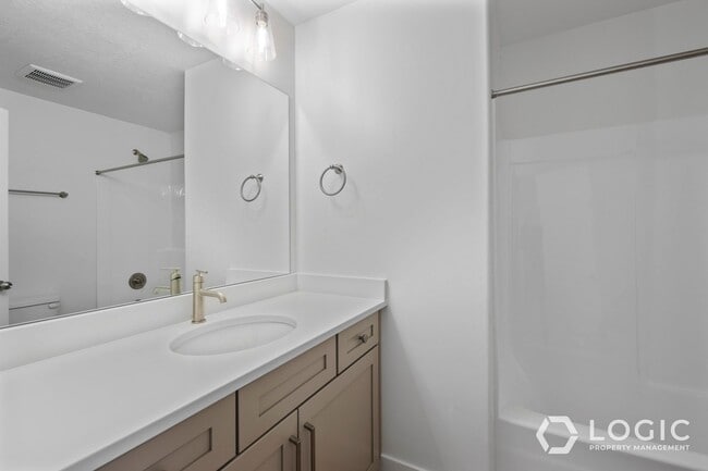 Building Photo - Beautiful Townhome in Wonderful Location!