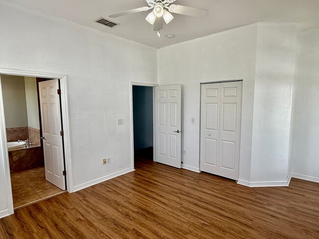 Building Photo - 1808 E Columbus Dr