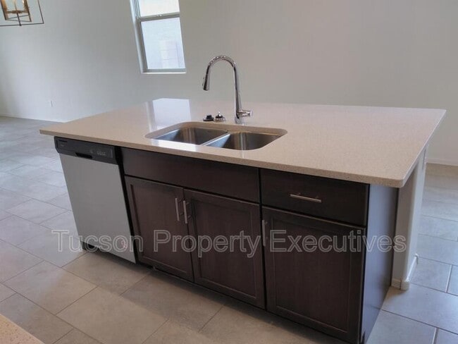 Building Photo - 10683 W Dickerson Dr