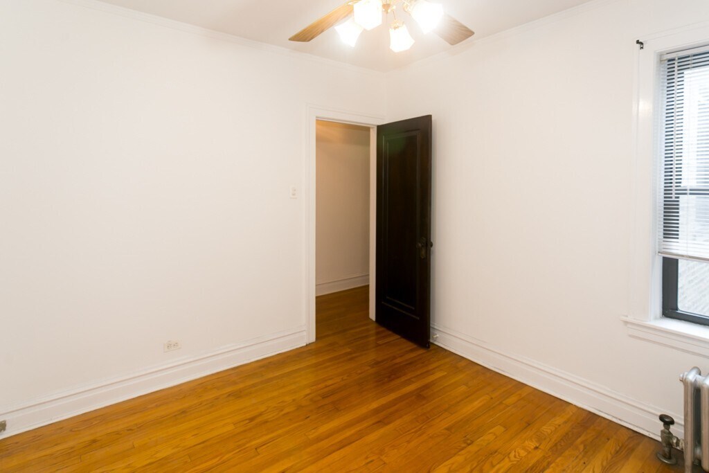 Building Photo - 1913 W Larchmont Ave