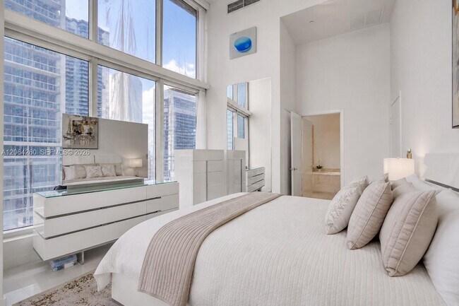 Building Photo - 475 Brickell Ave