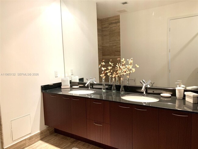 Building Photo - 16001 Collins Ave