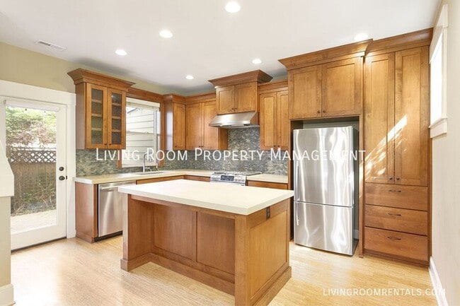 Building Photo - 2635 NE Sumner St