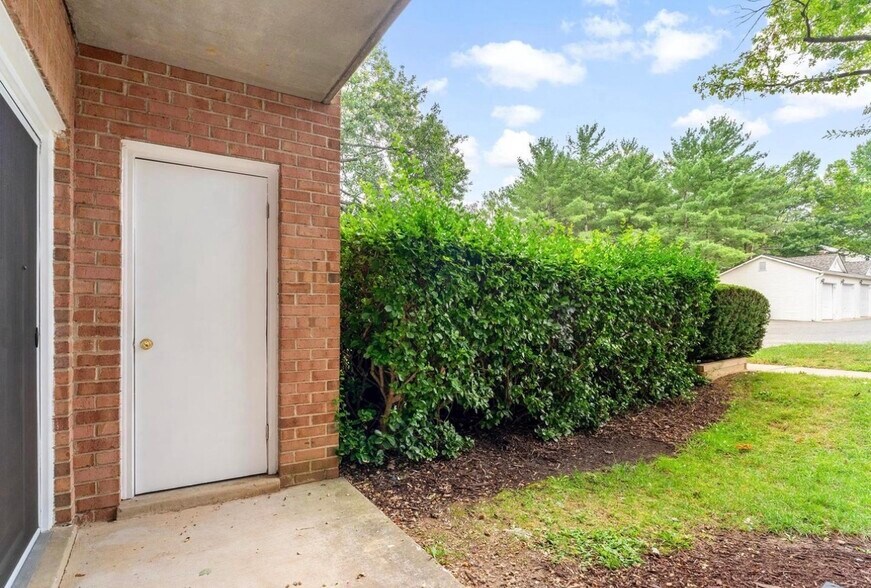 Building Photo - 18334 Streamside Dr