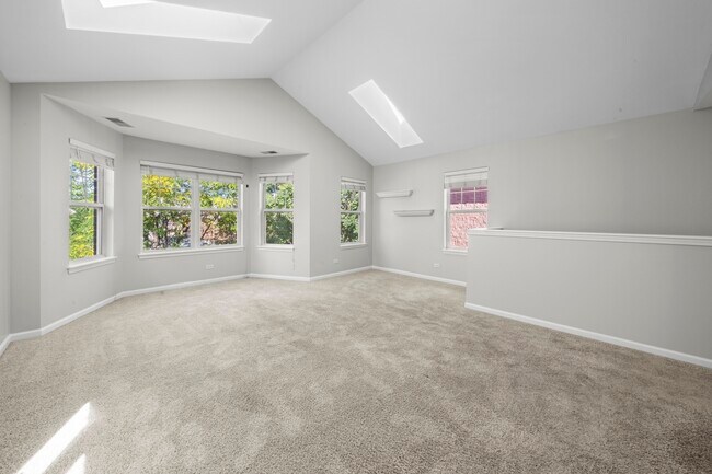 Building Photo - 649 W Elm St