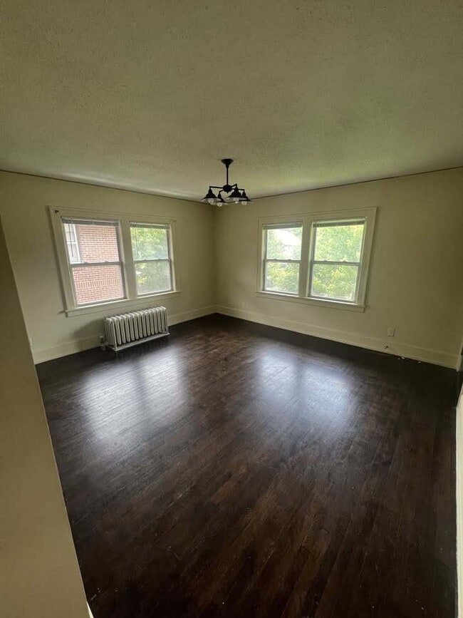 Building Photo - 1 Br / 1 Ba Historical Apartment in a Beau...