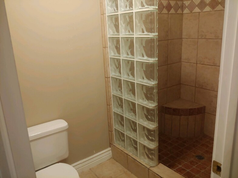 Building Photo - 1024 Shadow Point Dr