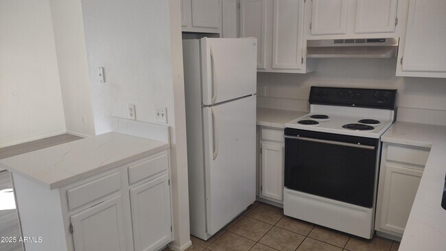 Building Photo - 906 N Revere