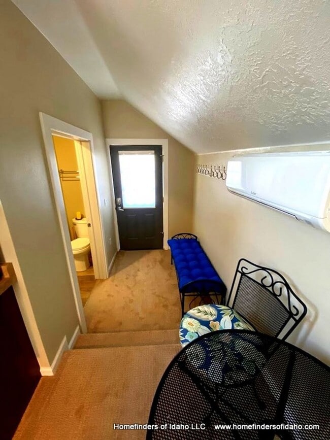 Building Photo - Charming North-end Loft Apartment!