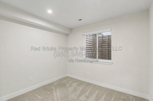Building Photo - 1007 Simcoe Ln
