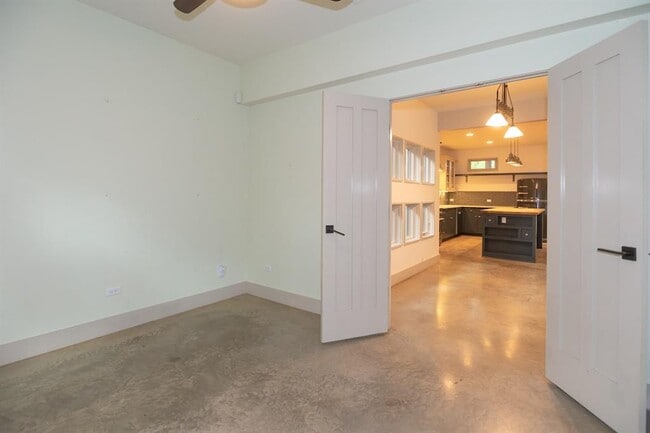Building Photo - 610 W Live Oak St