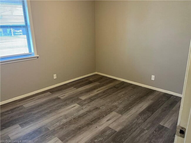 Building Photo - House: 3 Bed, 1.5 Bath, 1 Car Carport.