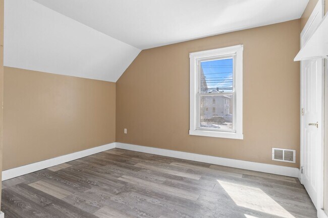 Building Photo - 3/4 Bedroom 2 Bath Condo For Rent