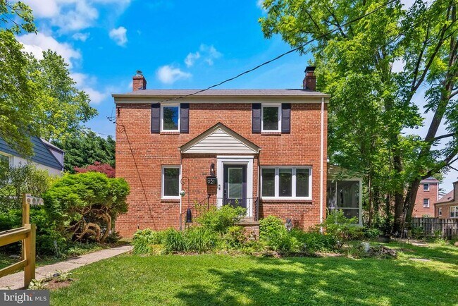 Building Photo - 921 Langley Dr