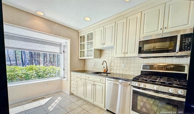Building Photo - 136 Tunxis Village