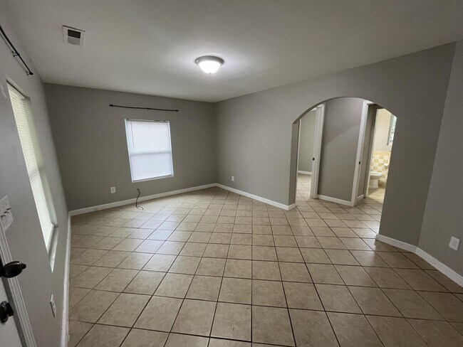 Building Photo - 316 W Chestnut Ave