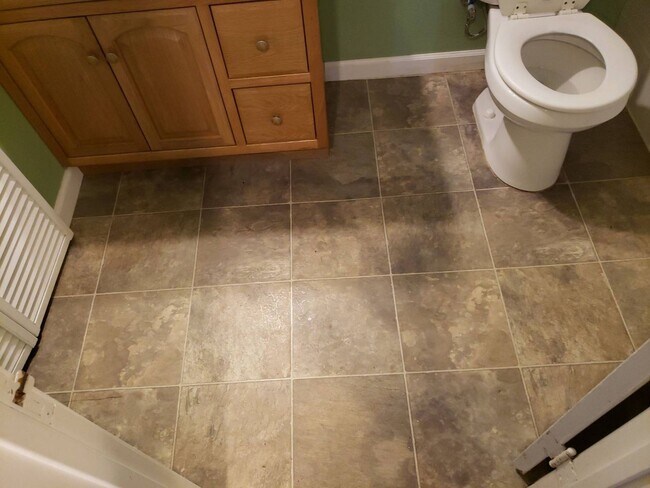 Building Photo - 1005 NE D St