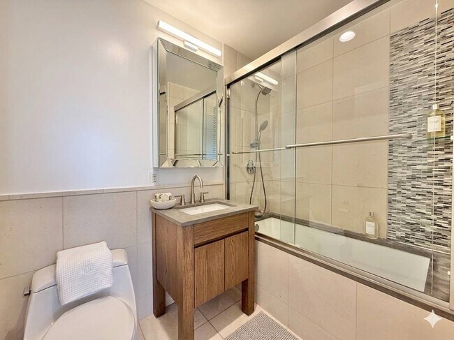 Building Photo - 350 W 42nd St