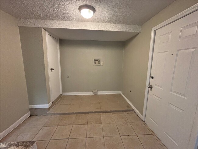 Building Photo - 3010 Jefferson Dr