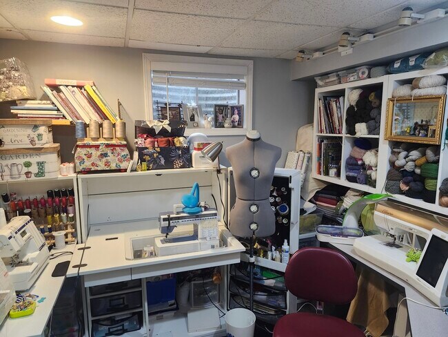 Building Photo - 301 Oakbrook Ct