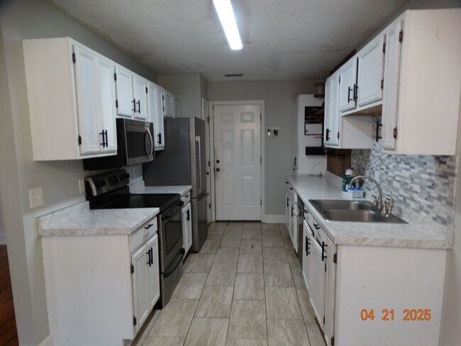 Building Photo - Great location