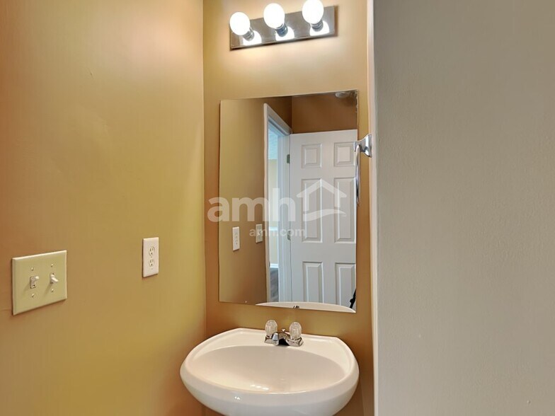 Building Photo - 6110 Flagstaf Walk