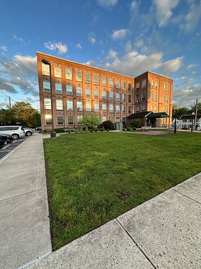 Building Photo - 149 Wilson St
