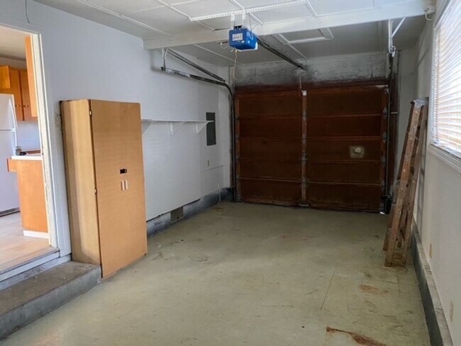 Building Photo - 2070