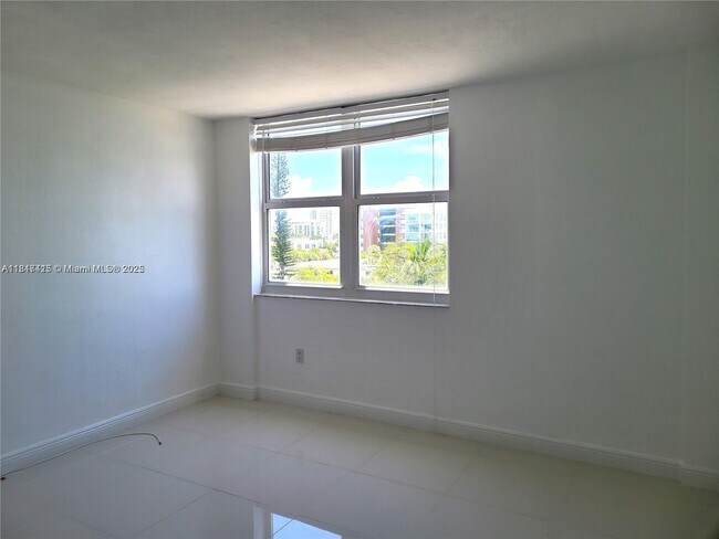 Building Photo - 10350 W Bay Harbor Dr