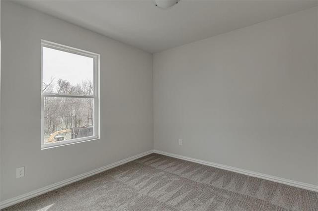 Building Photo - 1136 E Broadway Ave