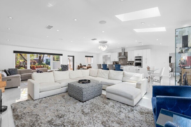 Building Photo - 2813 NE 29th St