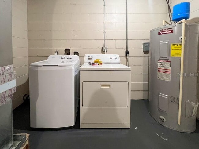 Building Photo - 3920 SW 21st St