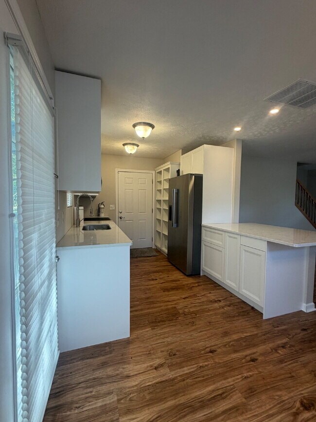 Building Photo - "Charming 4-Bedroom Home with 2.5 Baths on Knox Avenue – A Cozy Retreat in Hollister, MO!"