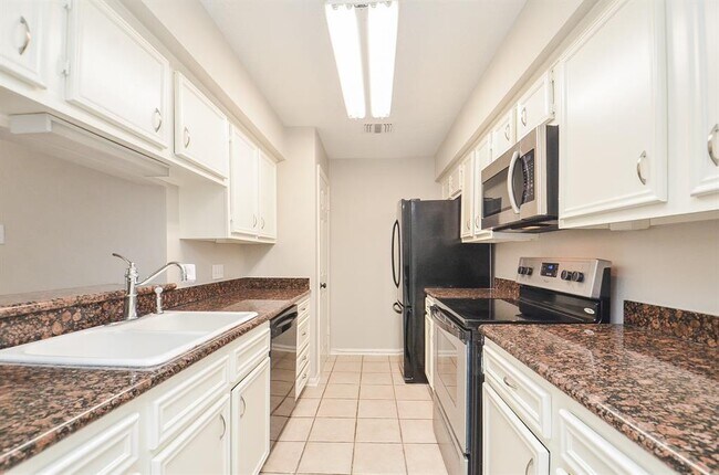 Building Photo - 940 Wycliffe Dr