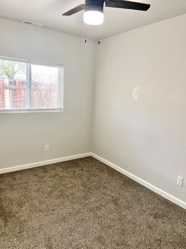 Building Photo - 305 Redwood Dr