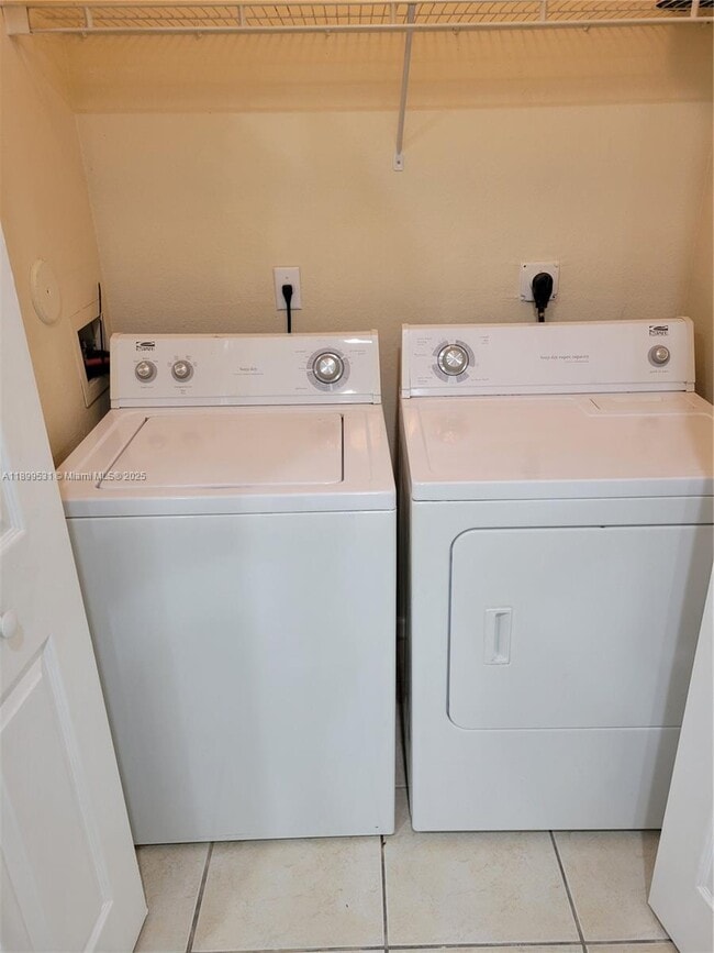 Building Photo - 2707 SW 82nd Ave