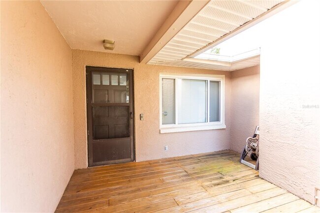 Building Photo - 2021 Valley Dr