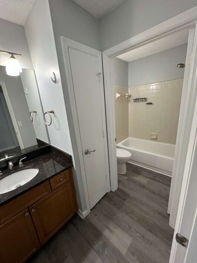 Building Photo - Cute 2 bedroom 1 bathroom condo! Freshly painted! New flooring!