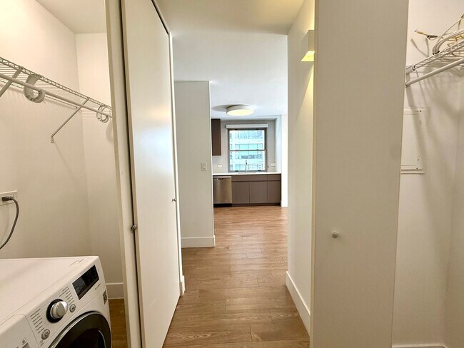 Building Photo - 420 W Belmont Ave