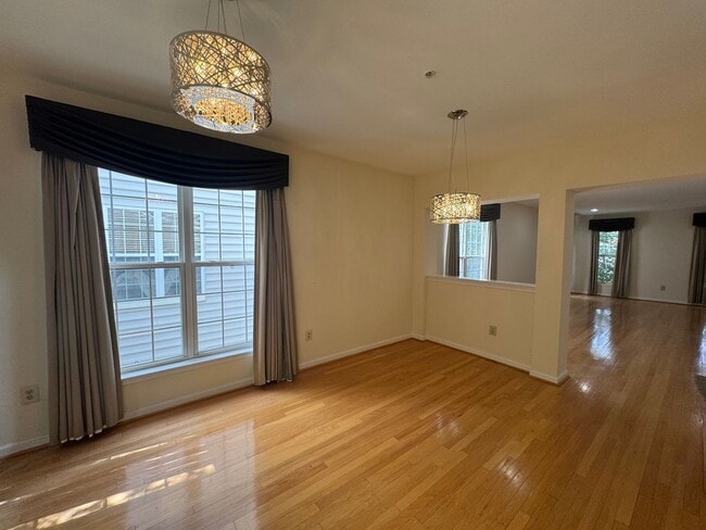 Building Photo - Beautiful 2 Bed 2 Bath End-Unit Townhome I...