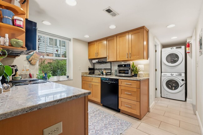 Building Photo - Beautiful apartment less than 1 mile from Brightleaf Square! Utilities Included!