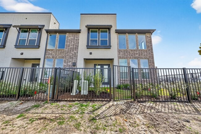 Building Photo - 16739 Lake Austin St