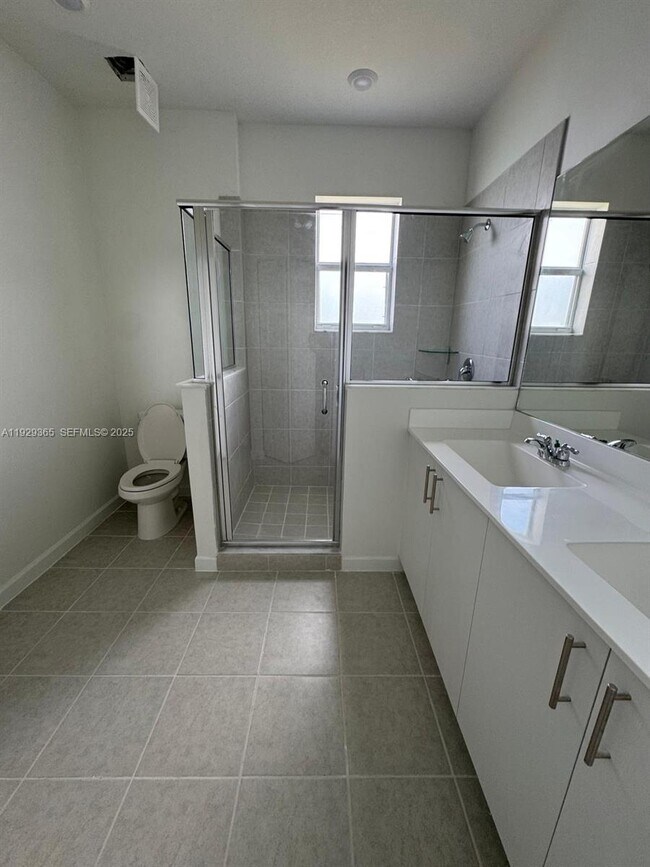 Building Photo - 2825 SE 25th Ave